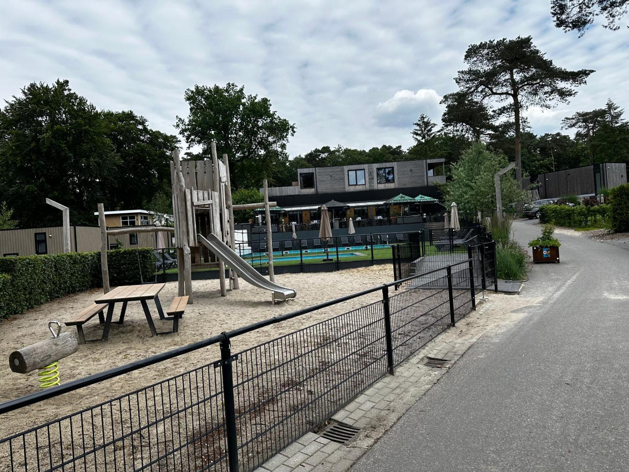 Dubbele Chalet Op Recreatiepark Topparken Op De Veluwe In Beekbergen Met Grote Vrije Tuin En Eigen Parkeerplaats Villa Dış mekan fotoğraf